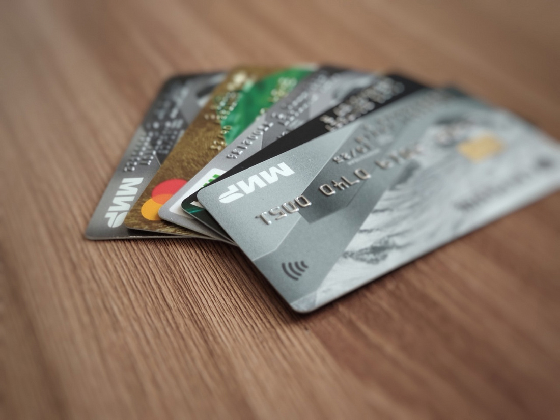 Кредитные карты на 15 тысяч. Кредит или кредитная карта. Кредитная карта. Кредитные карты на 15 тысяч. Банковская карта мир.