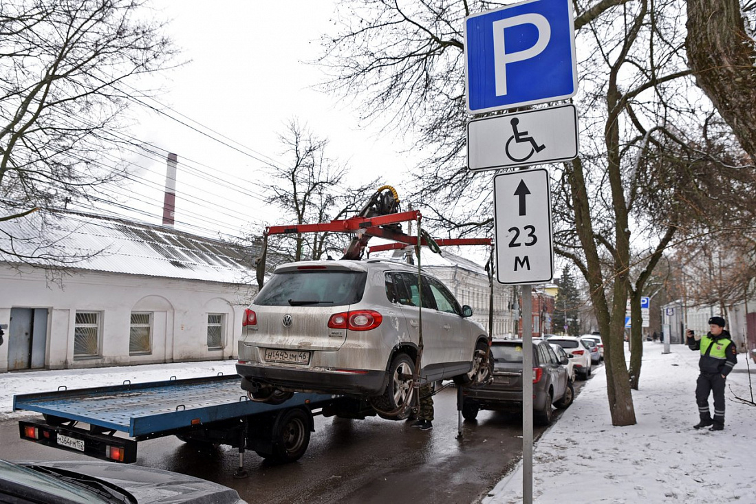 Парковка для инвалидов на территории школы. Машиноместа для инвалидов. Места парковок для инвалидов в москве. Табличка место парковки инвалидов. Табличка парковка для инвалидов.