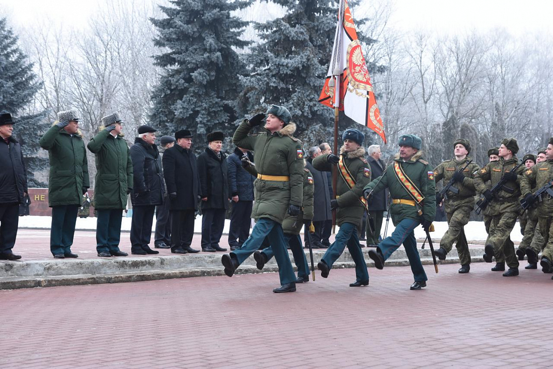Народ в курске. Народ в курске. Возложение цветов к памятной табличке. Последнее в курской обл. События в курске сегодня последние свежие.