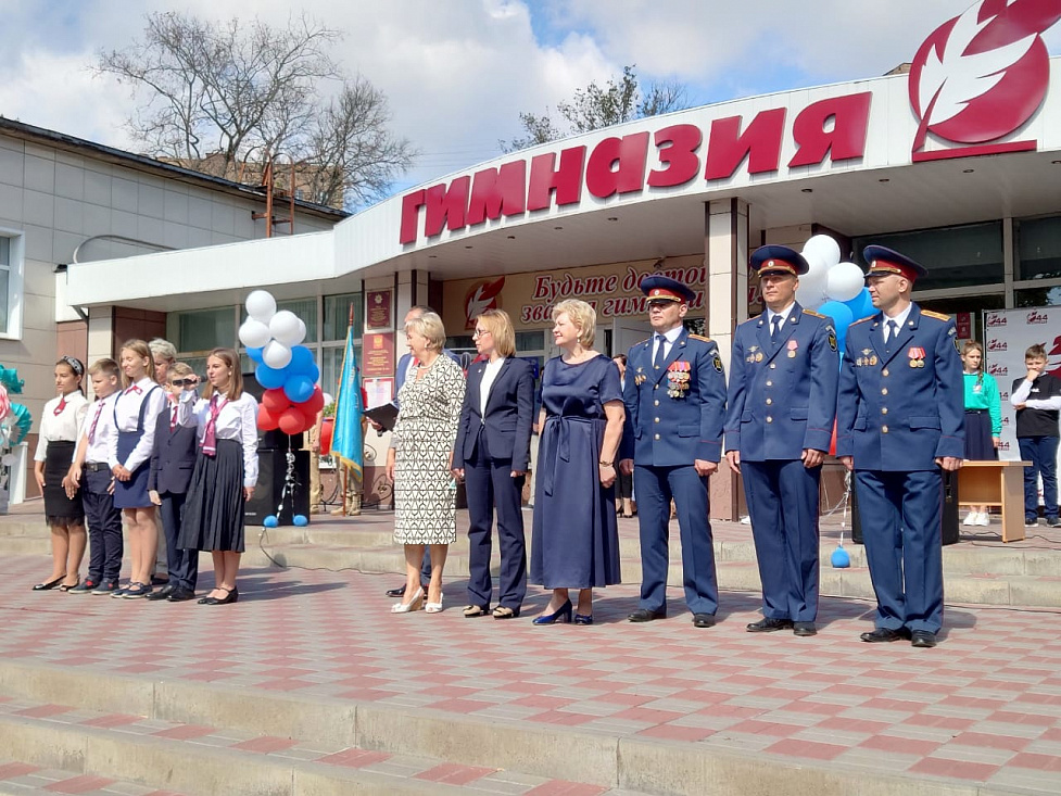61 школа курск классы первоклашек. Красивое фото за партой в день знаний. Директор 61 школы курск. Школьный двор 1 сентября. Курская область будет ли 1 сентября.