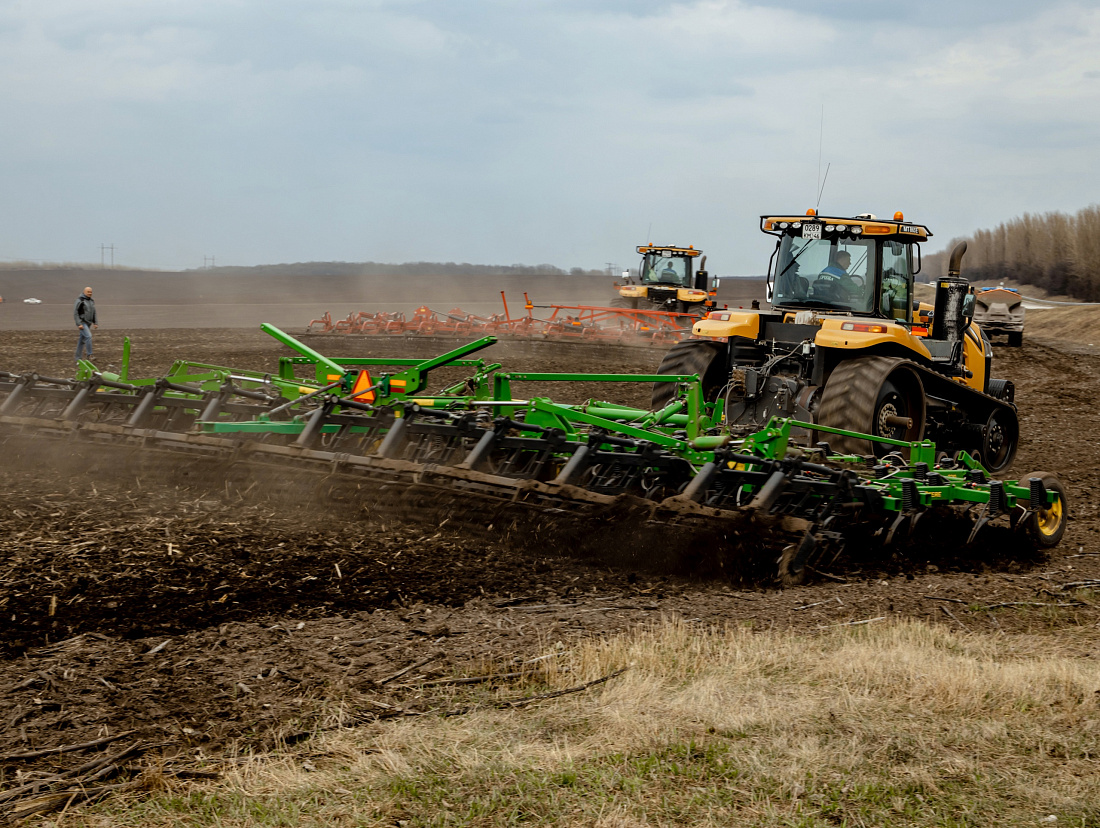 весенняя посевная. полевые работы. полевые работы. сельское хозяйство весной. сельскохозяйственные работы.