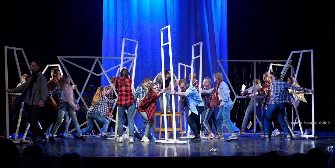 Драматический театр курск балкон. Инклюзивный театр фото. Молодежный театр студии. Актерская мастерская. Театральная студия в школе.