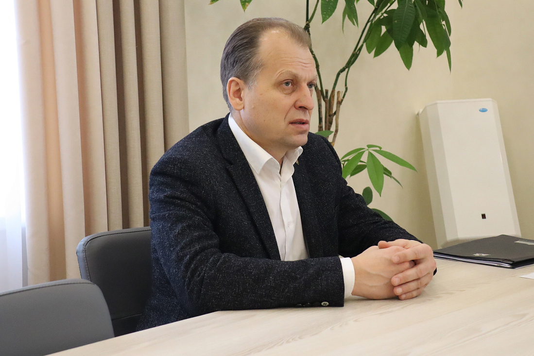 Человек занимающийся сайтом. Человек занимающийся сайтом. Разработчик программного обеспечения. Креативная концепция. Человек занимающийся сайтом.